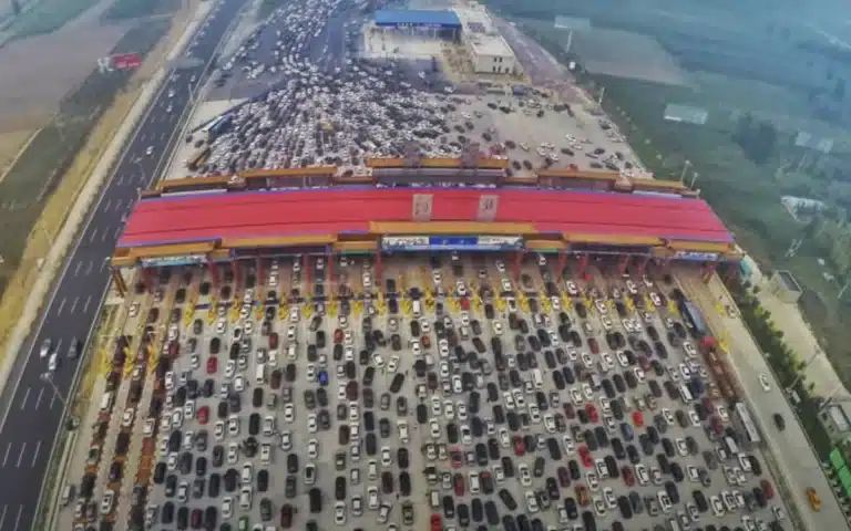 China utilises an active traffic management strategy, involving temporary travel lanes, to tackle traffic jams
