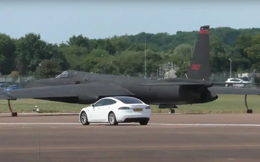 Tesla Model S helps U-2 spy plane to take off from airfield