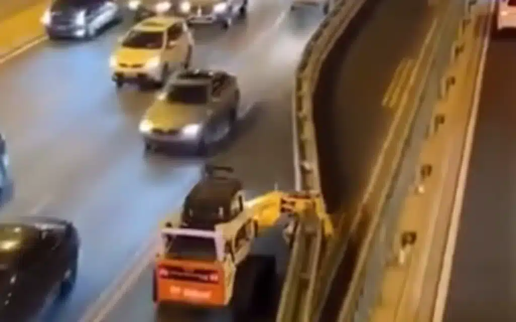 China utilises an active traffic management strategy, involving temporary travel lanes, to tackle traffic jams
