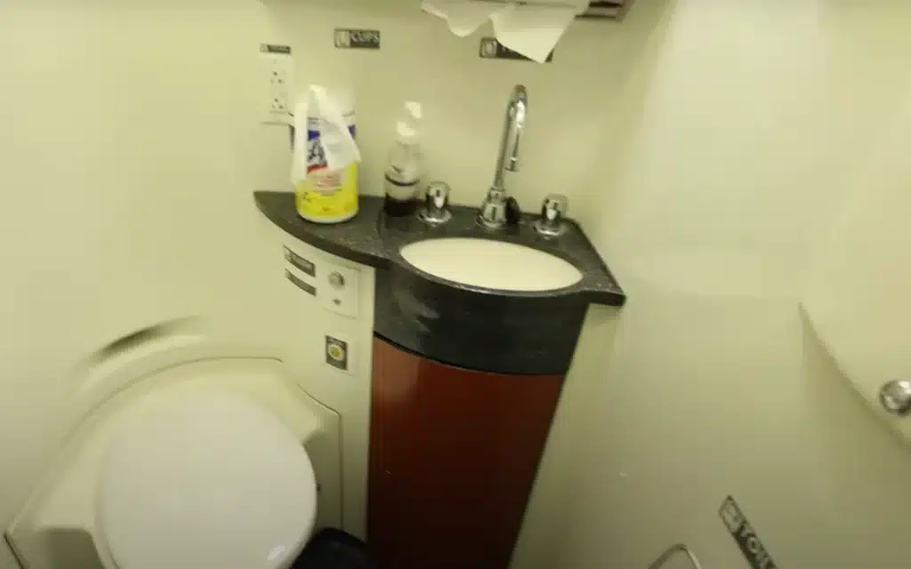British YouTuber spends $1,000 on 28hr first class Amtrak ride from New York to Miami in a tiny cabin