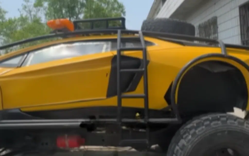 Tourist riding bike in China stumbles upon incredible off-road Lamborghini monster truck