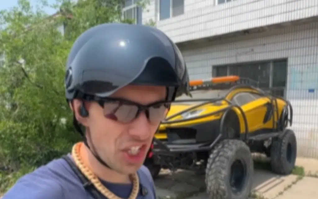 Tourist riding bike in China stumbles upon incredible off-road Lamborghini monster truck