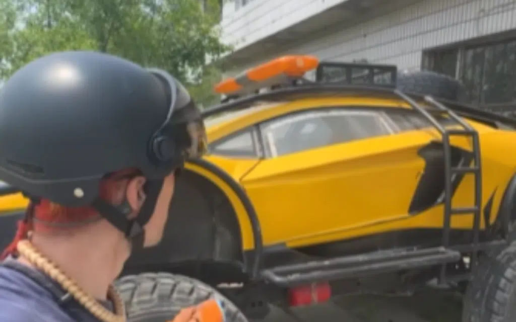 Tourist riding bike in China stumbles upon incredible off-road Lamborghini monster truck