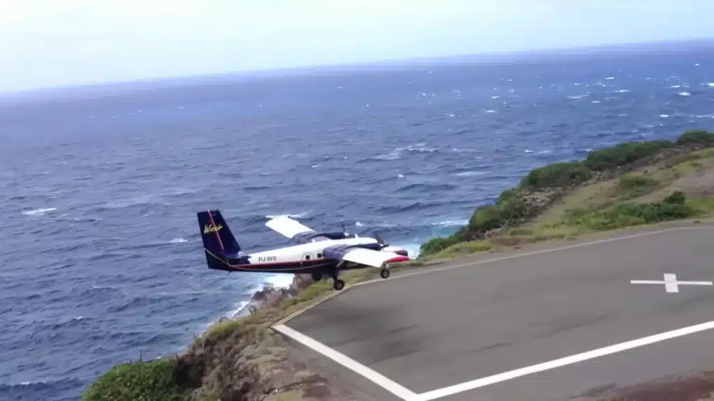 plane landing on worlds shortest runway