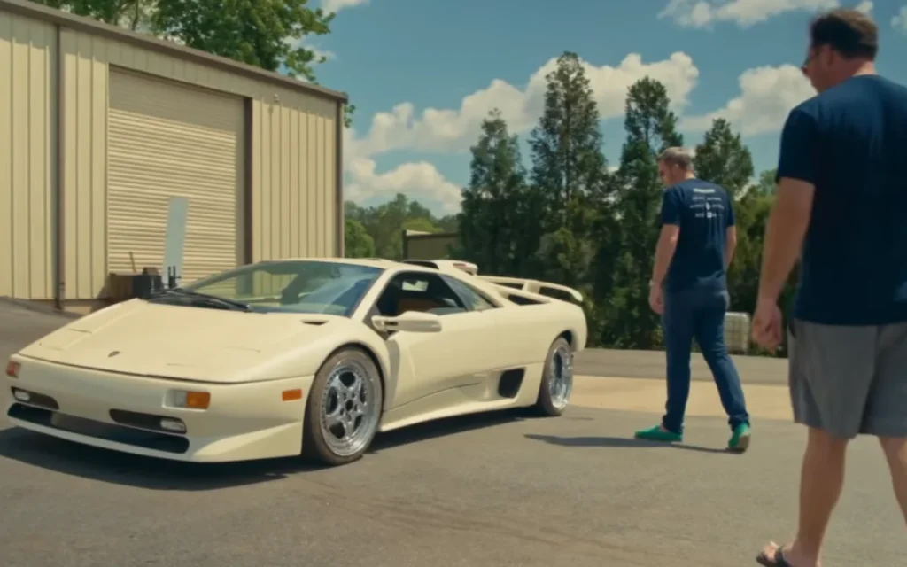 Tennessee man stops his car after spotting the rarest Lamborghini supercar on the planet while driving by and realizes his life has peaked