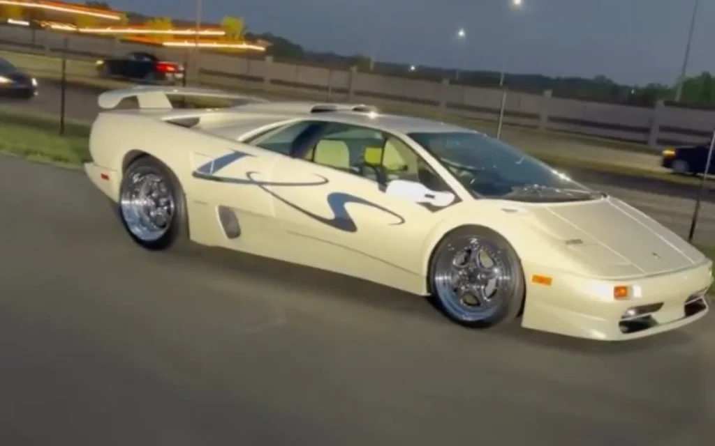 Tennessee man stops his car after spotting the rarest Lamborghini supercar on the planet while driving by and realizes his life has peaked