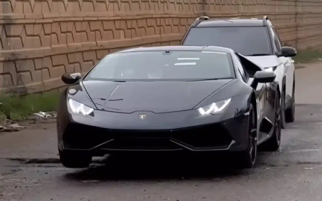 Viral-video-of-Lamborghini-Huracan-driving-on-a-rough-road-in-India-has-sparked-a-huge-debate