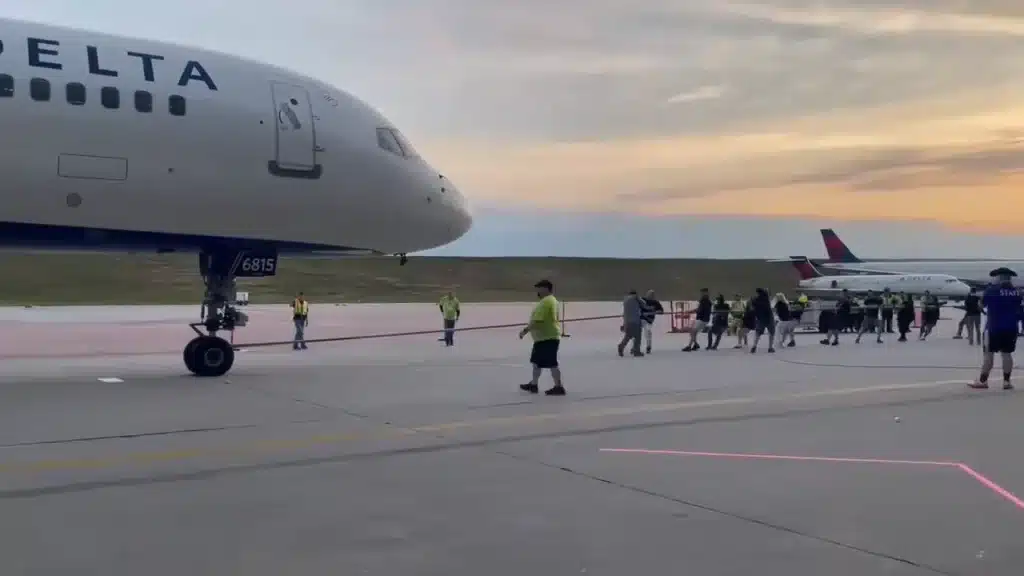 Watch-Delta-employees-pull-a-Boeing-757-1