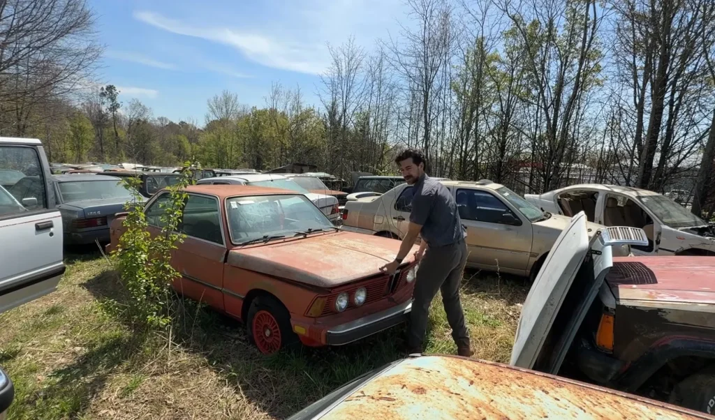 We've seen a thousand videos featuring YouTubers exploring abandoned cars but this guy in South Carolina did something different