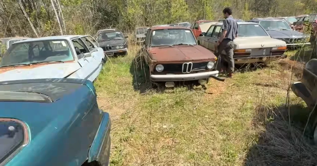 We've seen a thousand videos featuring YouTubers exploring abandoned cars but this guy in South Carolina did something different