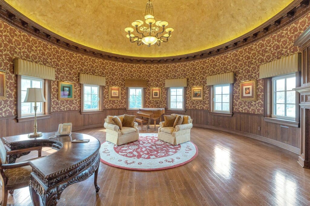 Wolf of Wall Street mansion, oval office