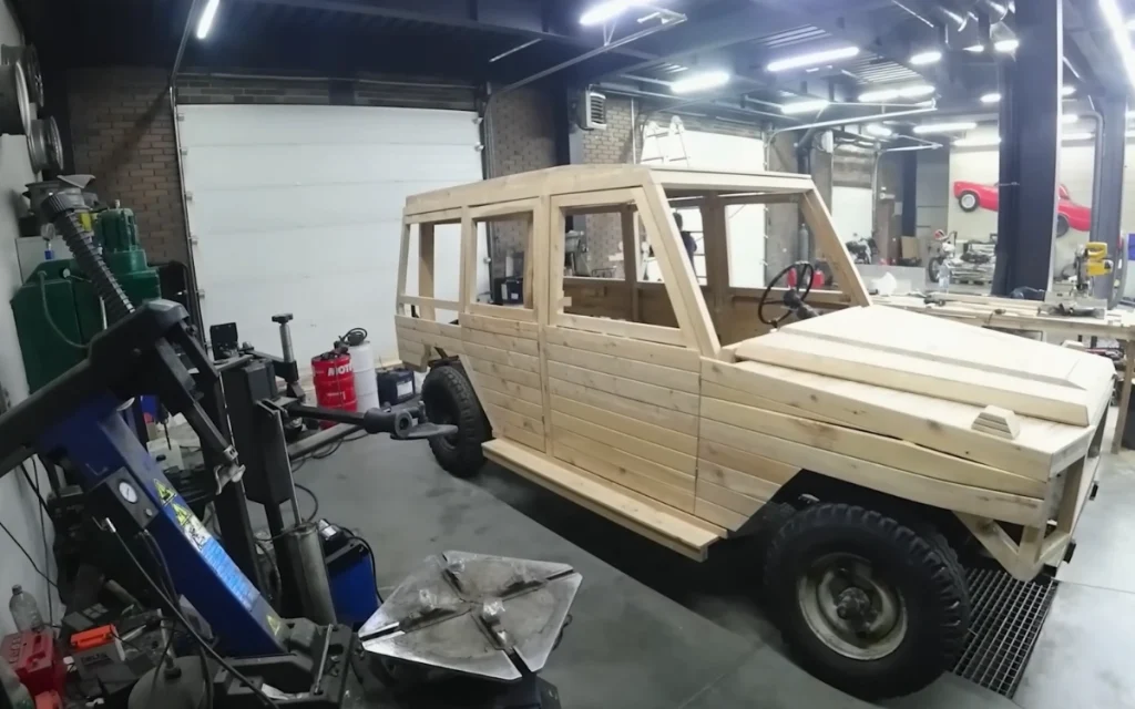 People build remarkable full-size wooden replica of a Mercedes G-Class