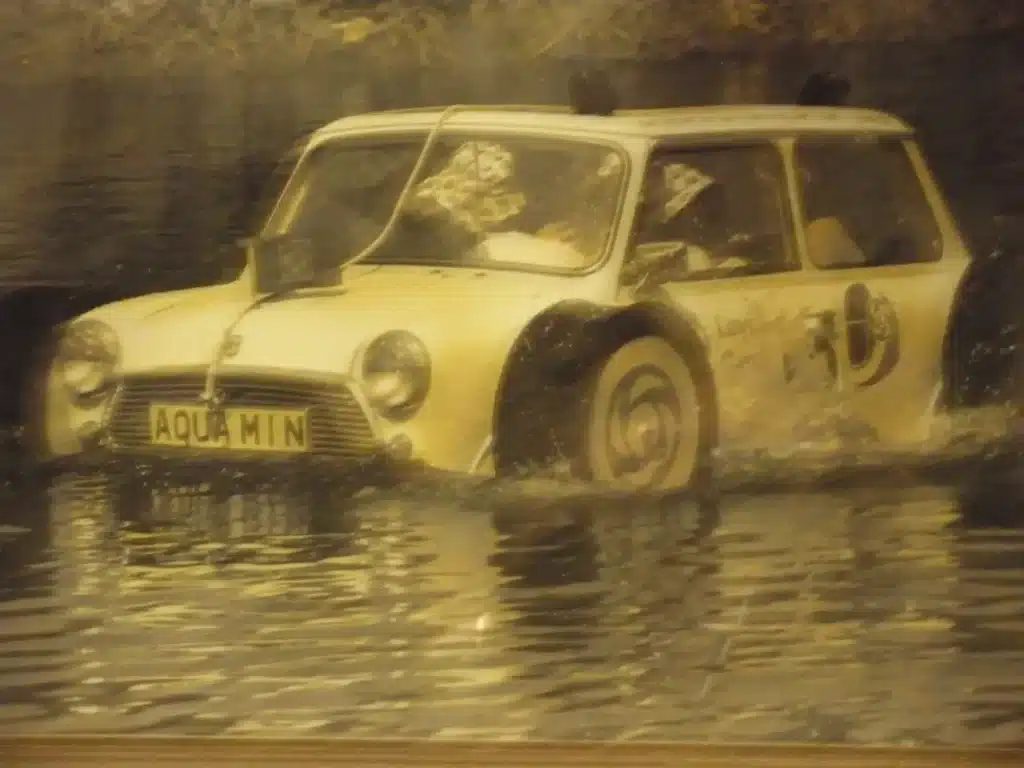 Worlds-first-swimming-Mini-Cooper aquamini