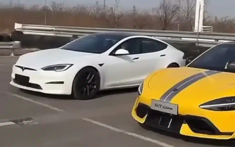 Xiaomi SU7 Ultra Tesla Model S Plaid drag race