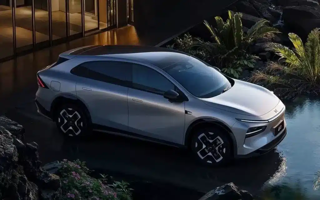 This new Chinese EV, the Xpeng G7, has just been revealed to have an entire digital windshield, as the glass transforms into a VR-like screen