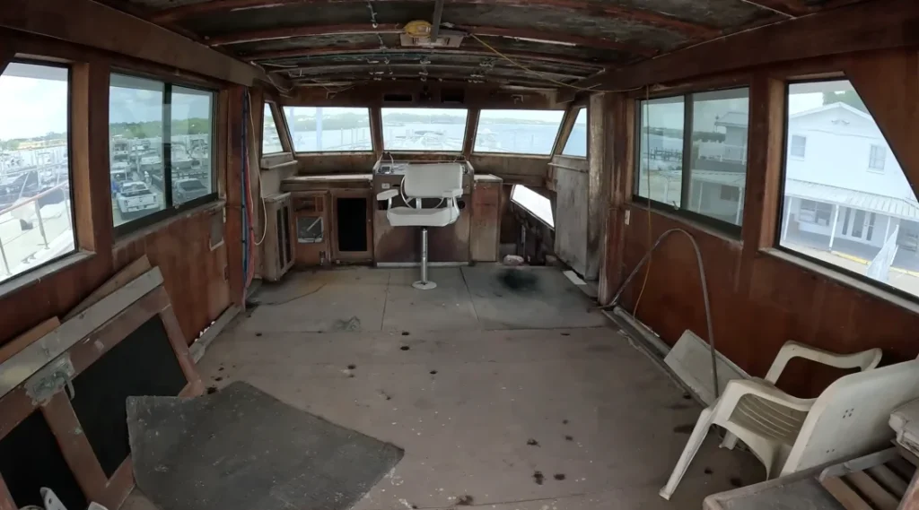 US man buys a 60ft yacht sight unseen for $5,000 and quickly finds out what he's let himself in for after visiting it in person