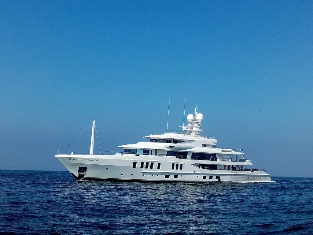 $100,000,000 'New Secret' superyacht turns Chicago River into a billionaire’s playground