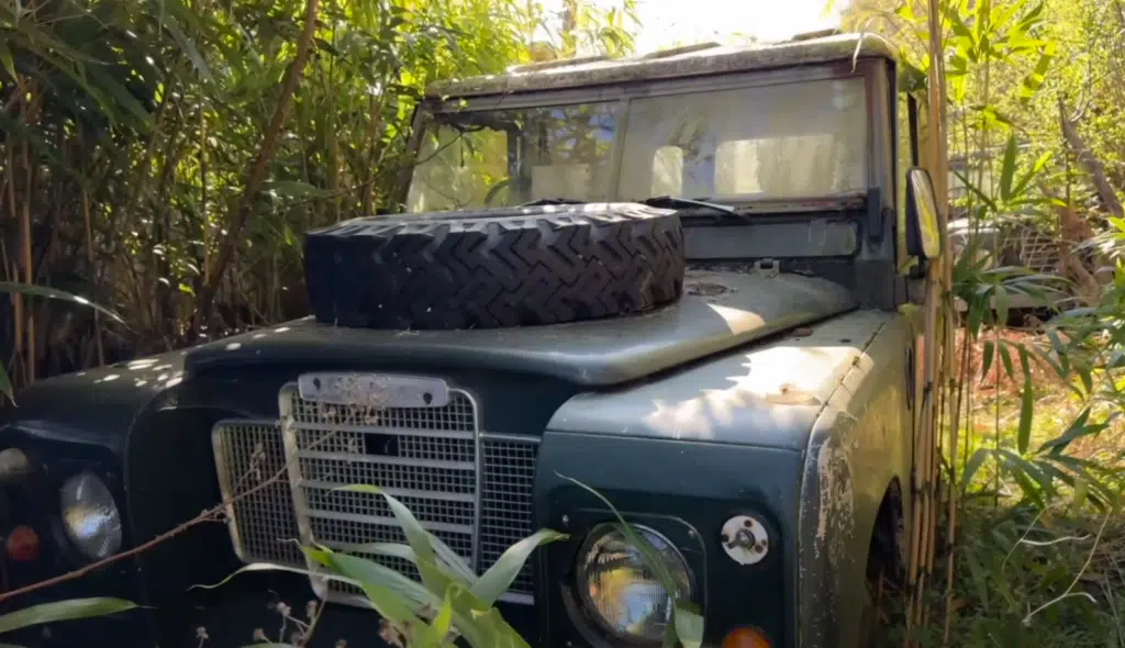 An abandoned Land Rover barn packed with Land Rover barn vehicles, barn find cars, and forgotten classics was just uncovered in a remote countryside