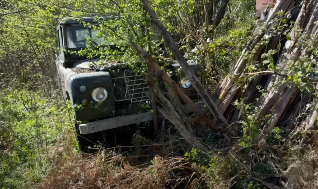 An abandoned Land Rover barn packed with Land Rover barn vehicles, barn find cars, and forgotten classics was just uncovered in a remote countryside