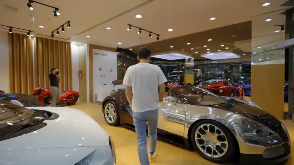 YouTuber-went-to-buy-a-Bugatti-Veyron-but-got-kicked-out