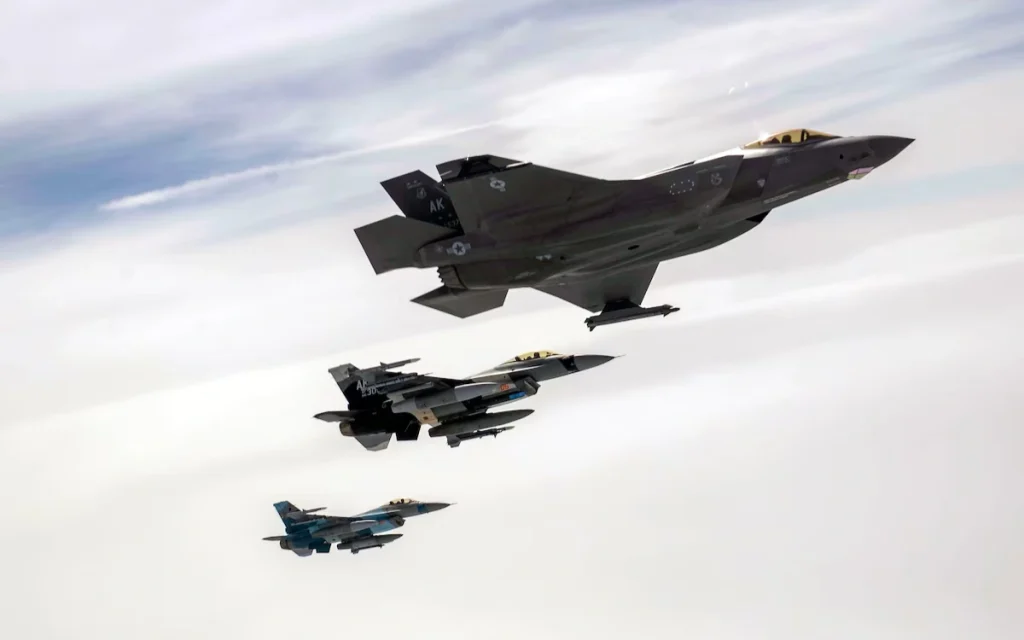 An F-35 pilot explains why fighter jets can't make turns when flying at fast speeds
