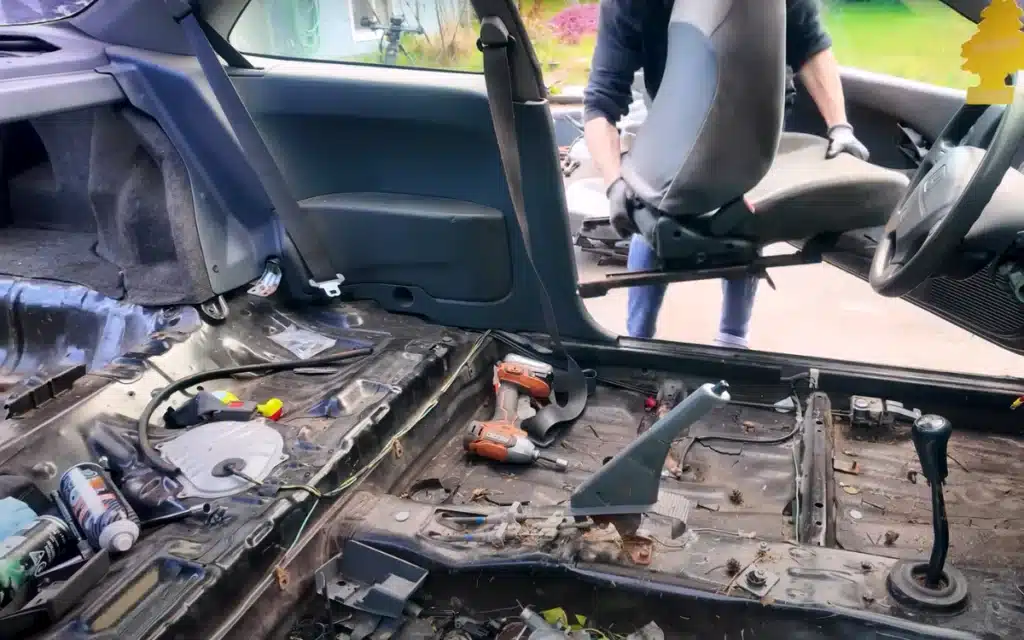 Man restores an abandoned Honda Civic