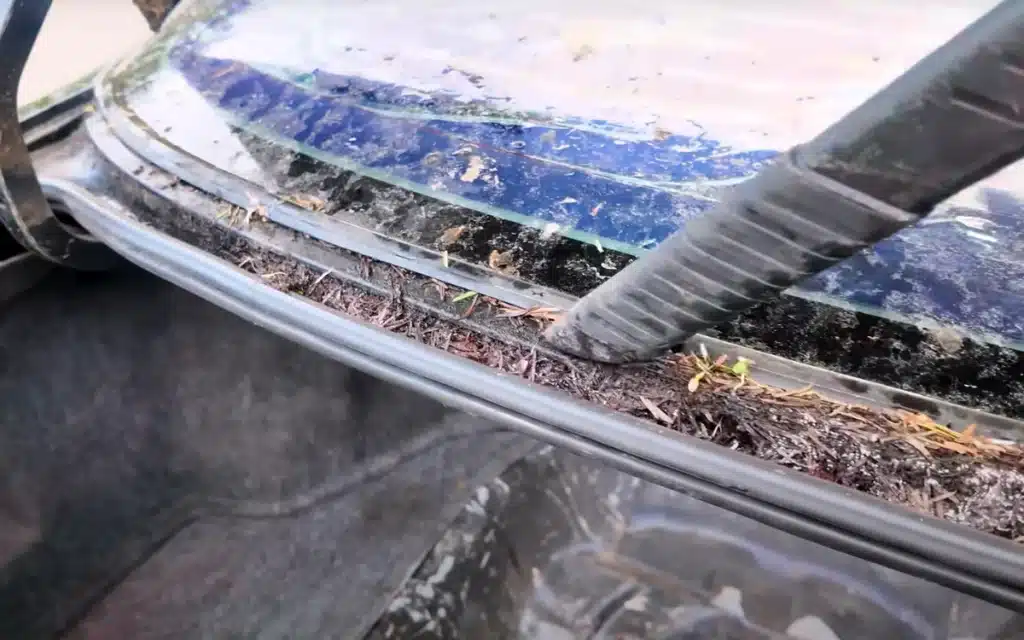 Man restores an abandoned Honda Civic