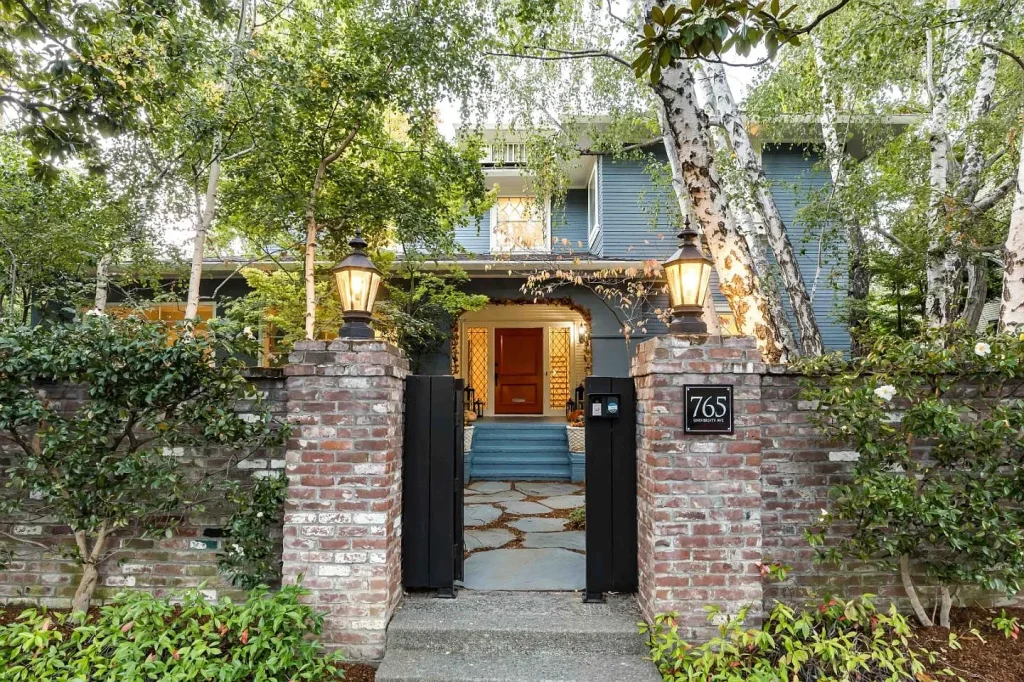 Mark Zuckerberg gave his multi-millionaire neighbors noise-cancelling headphones to help drown out the construction noise from his $110M home