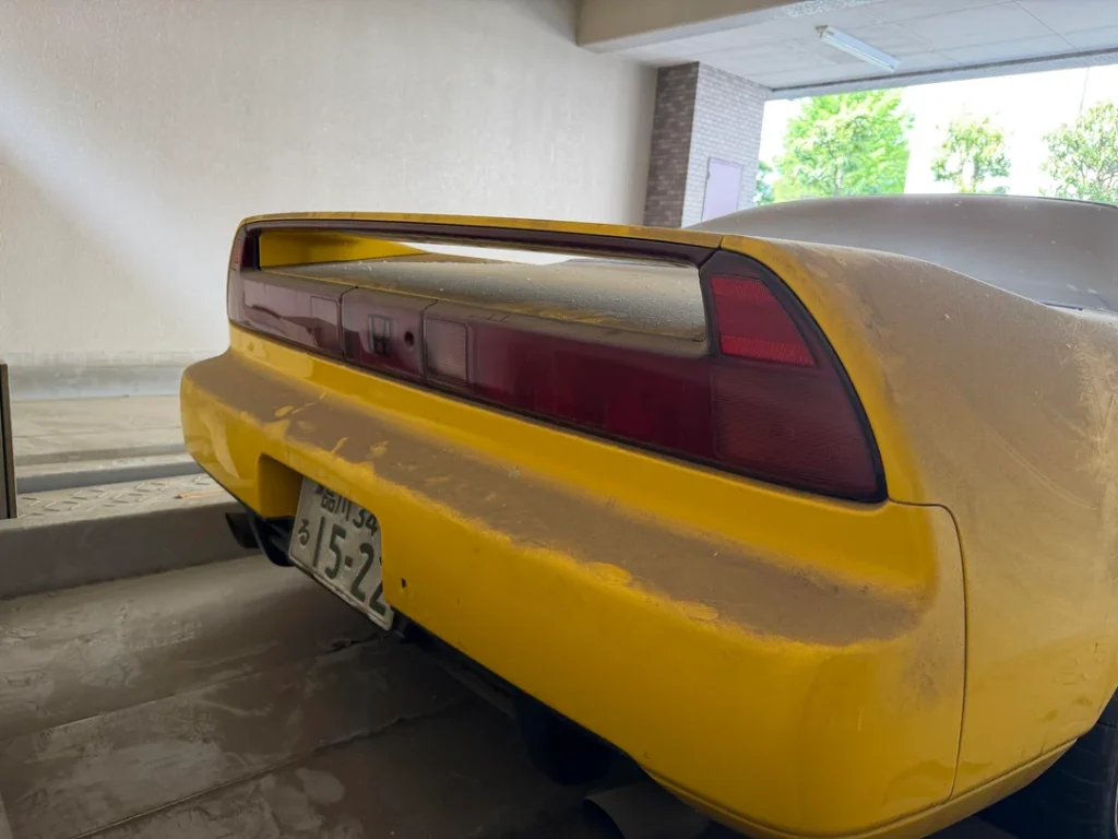 People stunned after discovering Honda NSX-R Gen 1 supercar sitting abandoned in a random Tokyo building