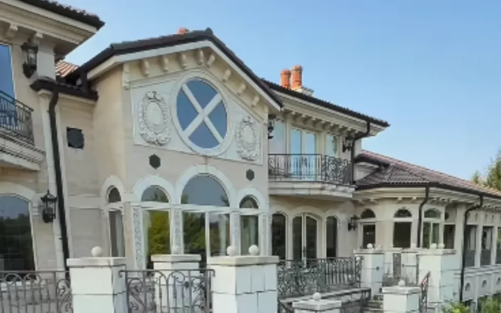 Chicago man discovers abandoned mansion where everything seemed normal until he saw the car hidden inside