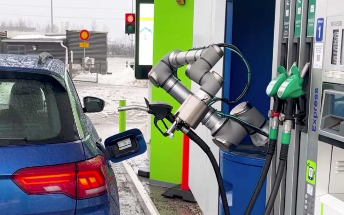 Autofuel robot filling gas tank