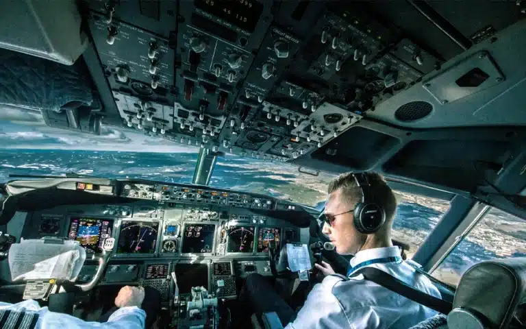 pilot cockpit how boeing 737 engine starts