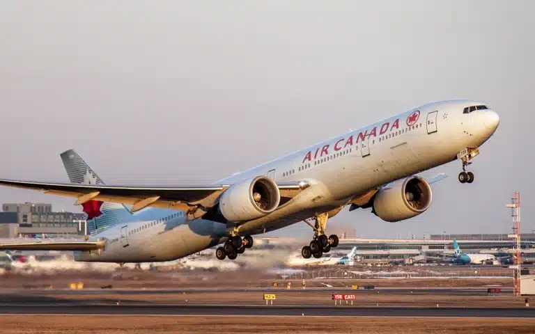 boeing 777 struck by lightning