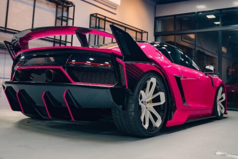 Bright pink Audi R8 thinks it’s a Lamborghini