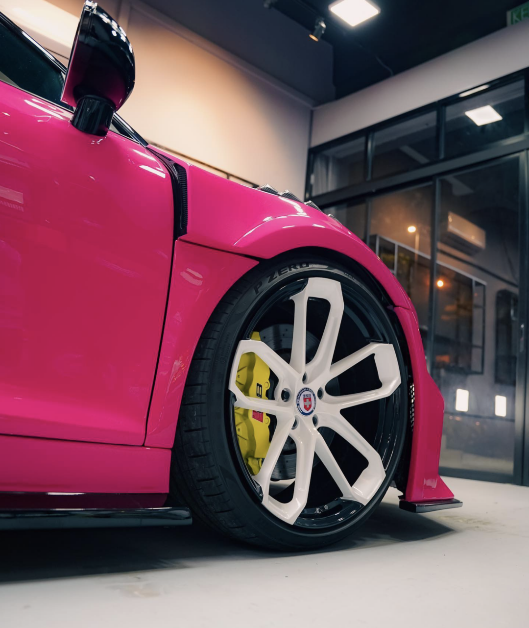Bright pink Audi R8 thinks it’s a Lamborghini