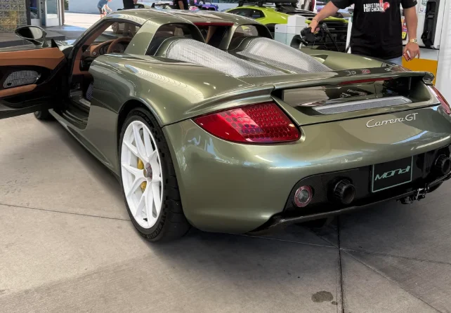 Hypercar legends casually showed up at an Arizona gas station including a Koenigsegg Agera HH and Carrera GT
