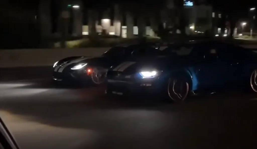 A heavily modified Dodge Viper met a Shelby GT500 at a red light and what happened next isn't for the faint-hearted