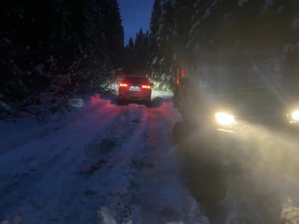 20 cars followed GPS and all got stuck on a snowy mountain in Oregon