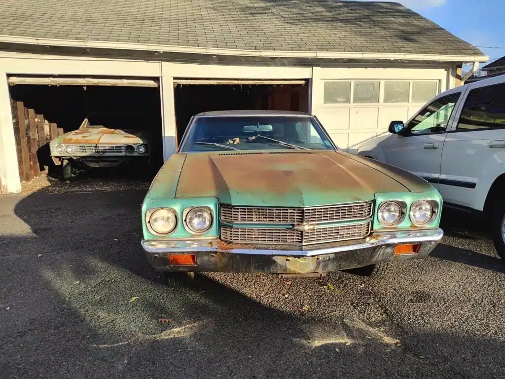 Extremely lucky guy found a 1970 Chevrolet Chevelle parked for 39 years and got a brilliant surprise when inspecting it further