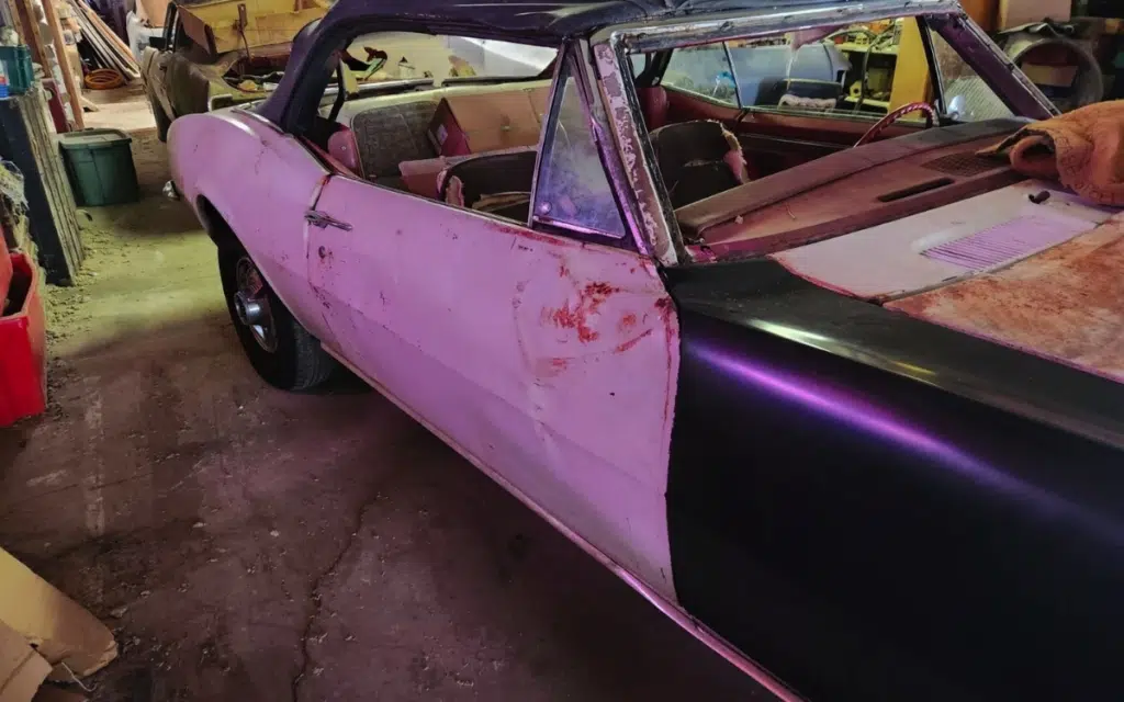 Lucky American uncovers 1967 Camaro SS 350 hidden in a hoarder's collection, parked since 1971