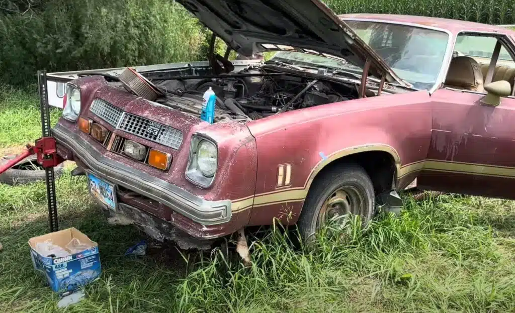 Guy bought a rare abandoned Chevrolet Laguna S-3 for $200 and got the best shock of his life when opening the hood