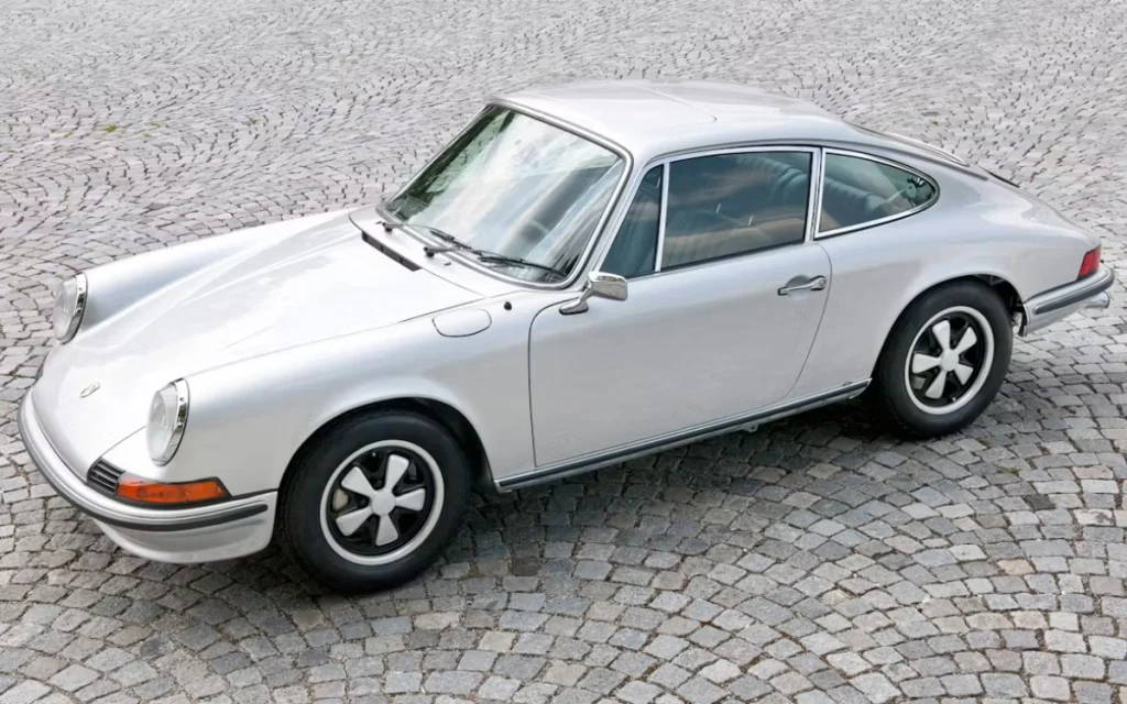 A YouTuber compared the differences between the classic Porsche 911 and the new Porsche 911