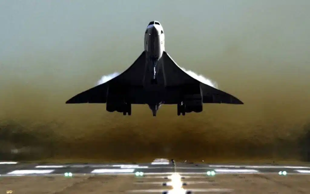 Video shows Concorde achieving sonic boom and producing noise like no other plane