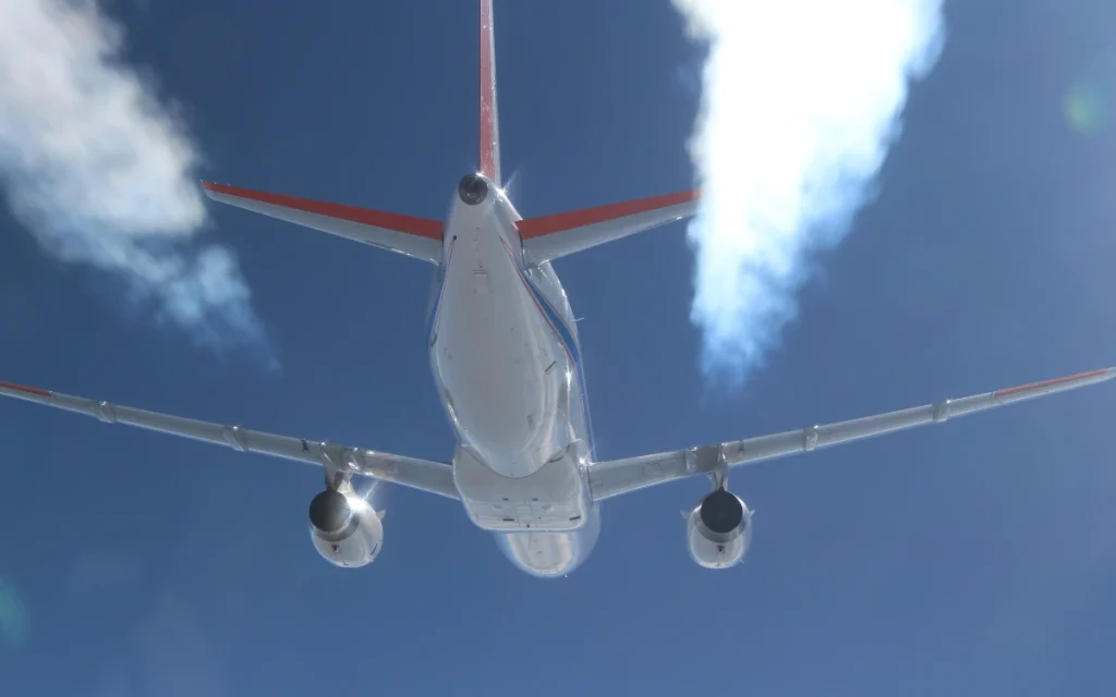 A burst of visible jet exhaust briefly turned one flight into a spectacle that even had people joking about conspiracy theories online.