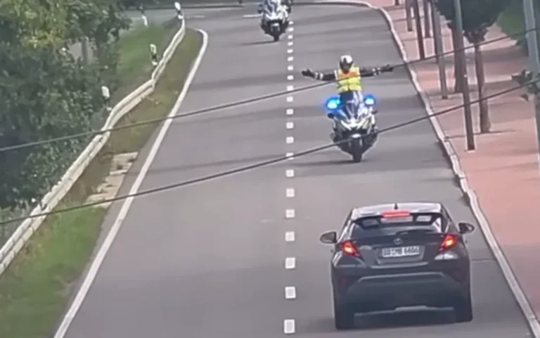 This is the moment a German police officer on a motorcycle calmly cleared a path for cop cars to get through on a busy road