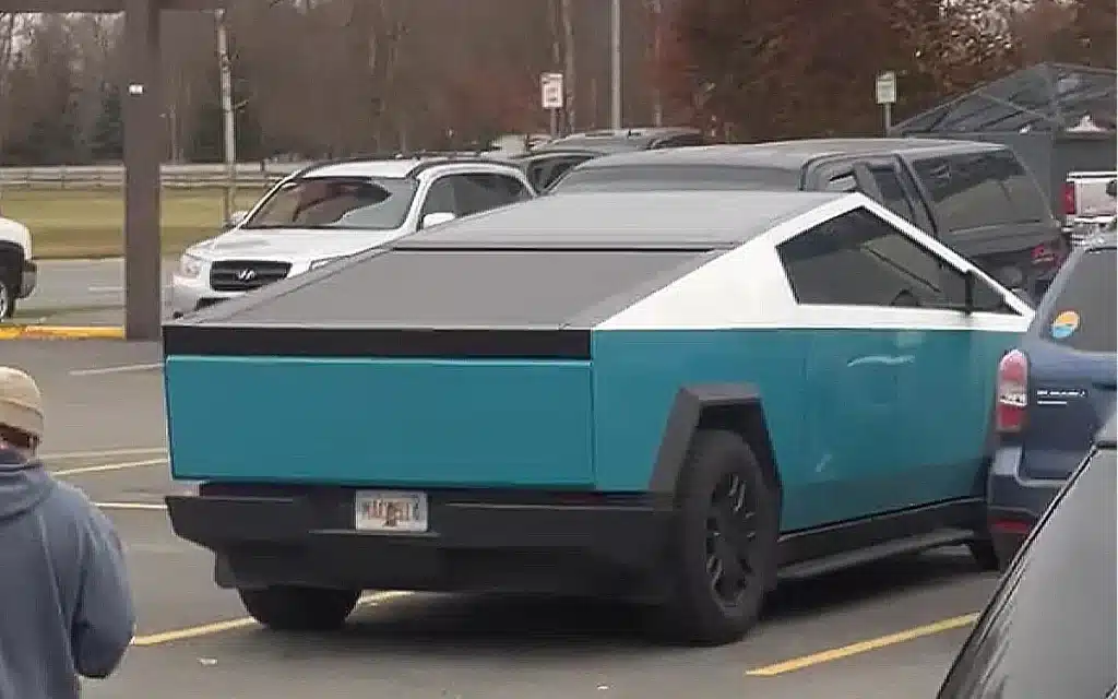 Tesla Cybertruck driver doing DoorDash deliveries