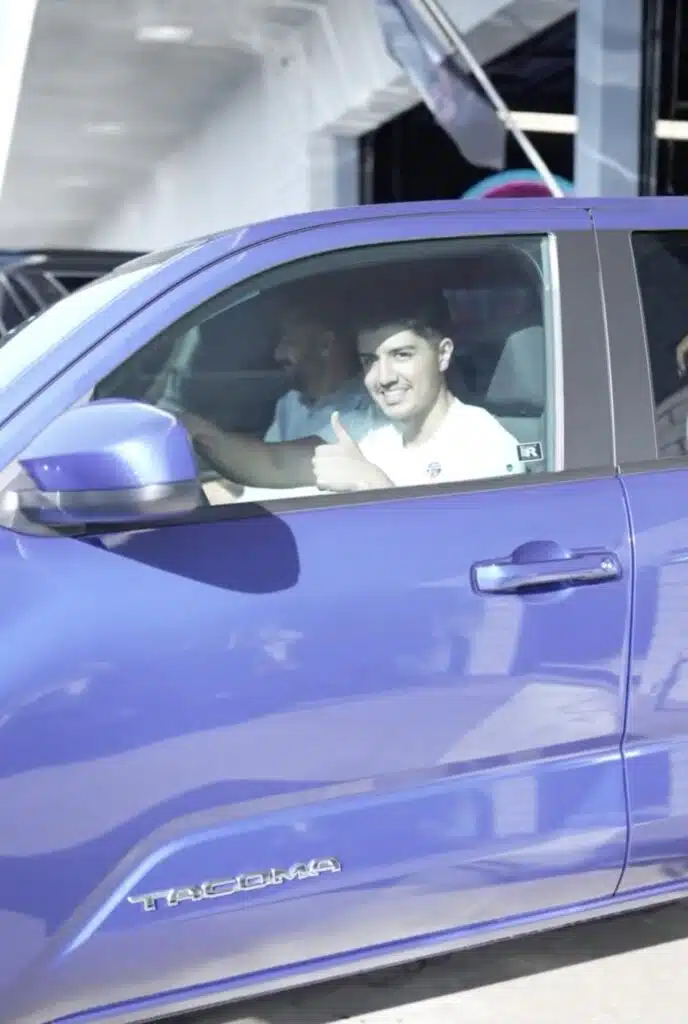 Dad pulls off the ultimate graduation surprise in California, dream car delivered