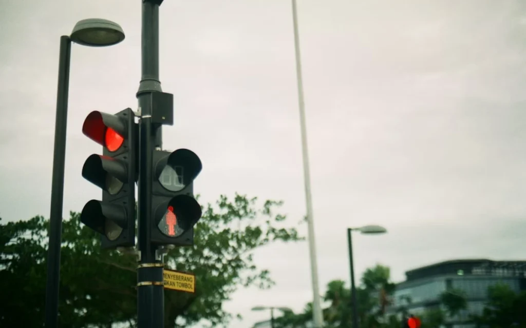 Traffic lights are everywhere, quietly controlling the chaos of modern roads, but some of them hide a clever secret in plain sight. 