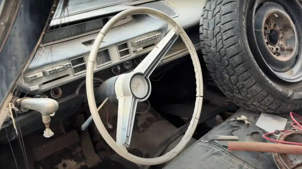 Restorer discovered a rare ex-Police 1964 Dodge 880 and found a surprise inside