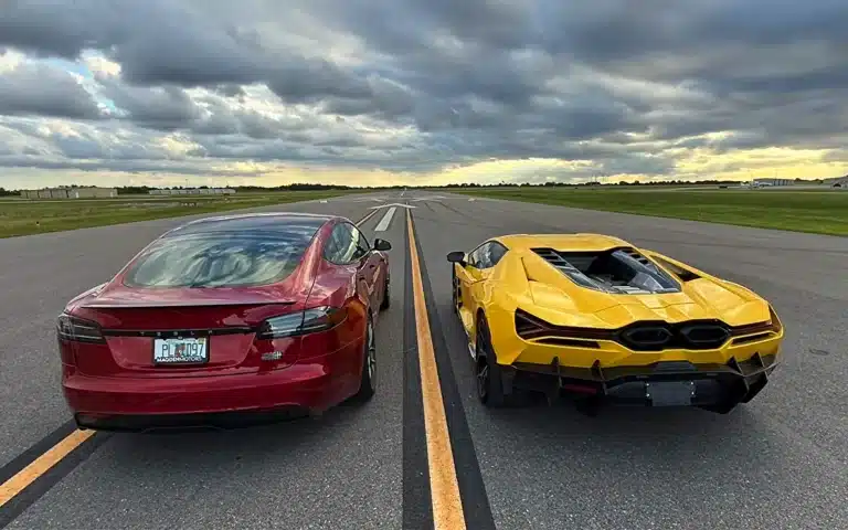 Tesla Model S Plaid Lamborghini Revuelto drag race